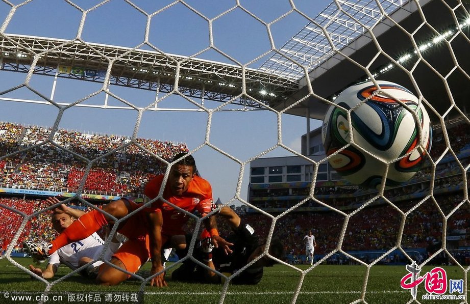 2014年6月23日，巴西聖保羅體育場，2014巴西世界盃小組賽B組，荷蘭Vs智利。費爾利用角球機會爭得一點頭球破門。cfp