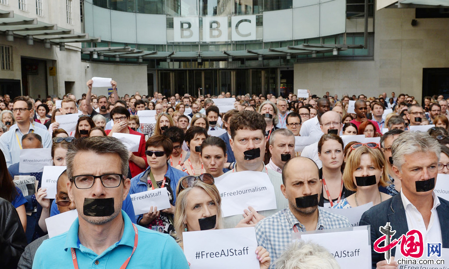 BBC員工黑膠布封嘴抗議記者被判刑[組圖]