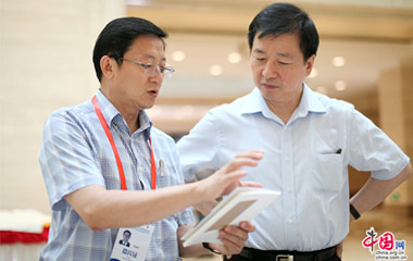 外文局局长周明伟、中国网总编辑王晓辉来到会议现场视察工作
