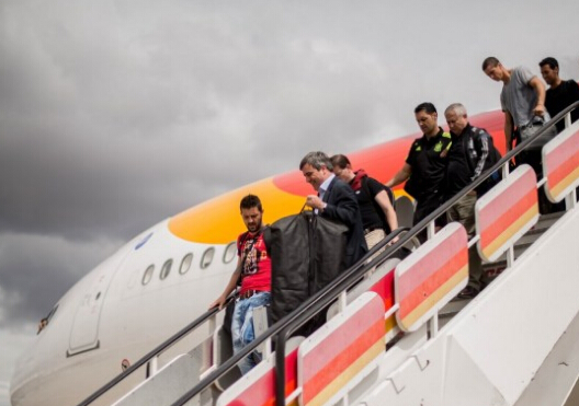 西班牙回国航班遭雷劈 机舱内可听到爆炸声_ 