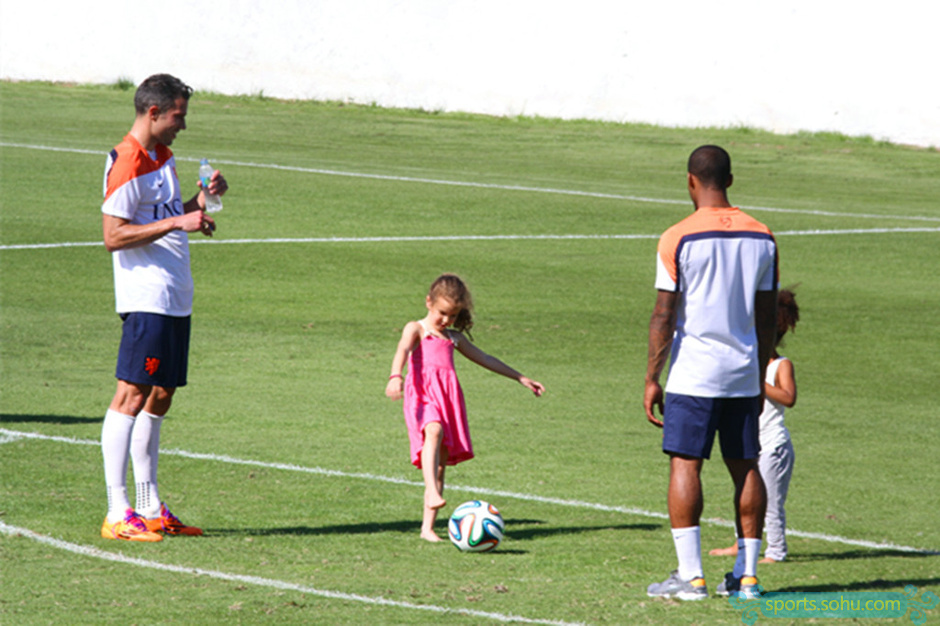 <em>范佩西</em>教<em>女儿</em>踢球_体育中国_中国网