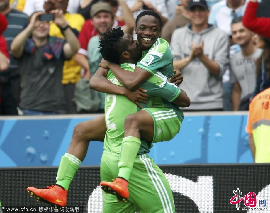 2014年6月25日，巴西貝拉裏奧球場，2014巴西世界盃小組賽F組，尼日利亞Vs阿根廷。*穆薩在進球後被隊友雅博高高抱起。cfp