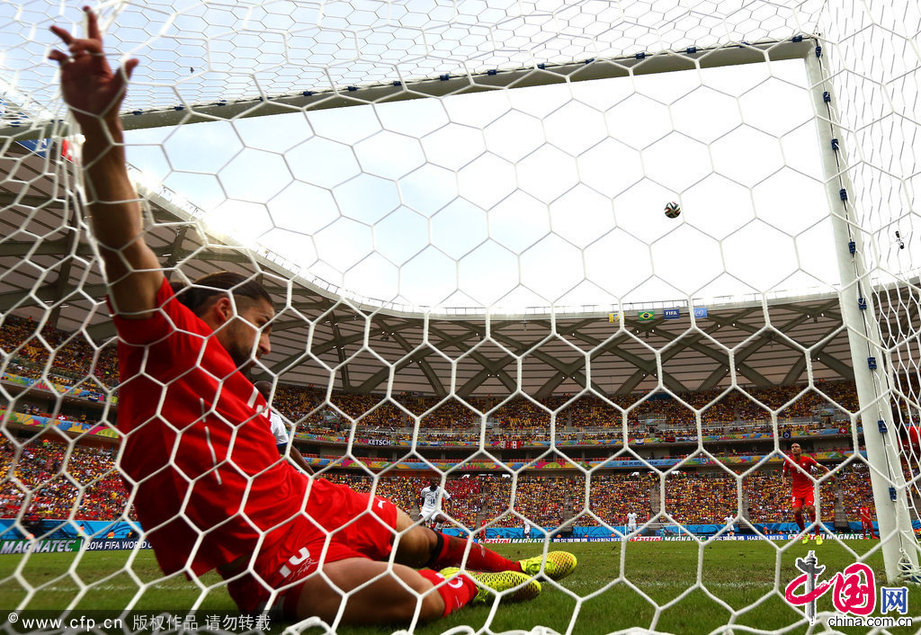 2014年6月25日，巴西亞馬遜競技場，2014巴西世界盃小組賽E組，宏都拉斯Vs瑞士。**羅德里格斯做出撲救後摔進球門