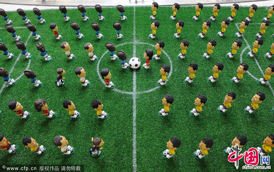2014年06月26日，北京，巴西世界盃正如火如荼地進行，西單某商場內近千隻穿著各色隊服的世界盃球星玩偶震撼亮相，成為一道有趣的別樣風景，吸引了過往顧客的眼球。圖片來源：CFP