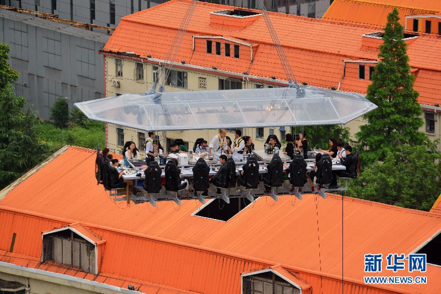 由上海一酒店推出的“空中餐廳”亮相浦東陸家嘴。