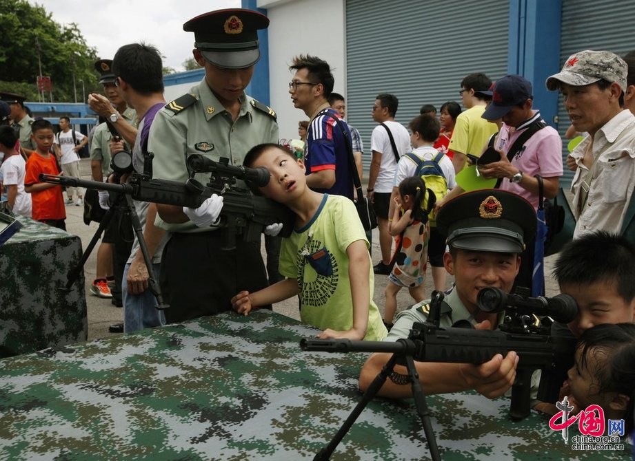 刚刚大批武警进入香港图片