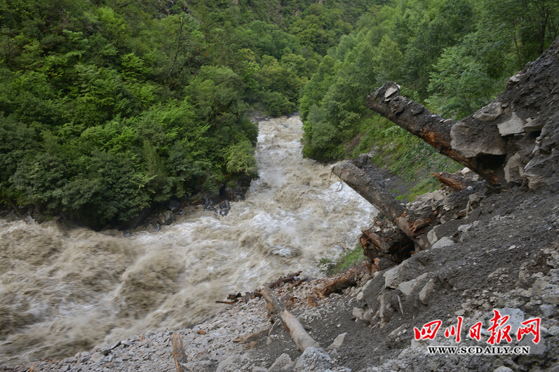 四川甘孜州道孚縣遭受大雨襲擊致部分公路中斷