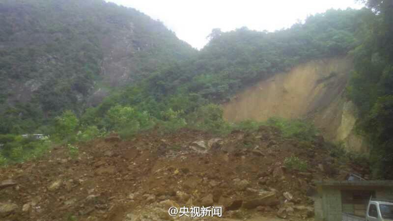 云南福贡发生山体滑坡事故 1人死亡15人失踪