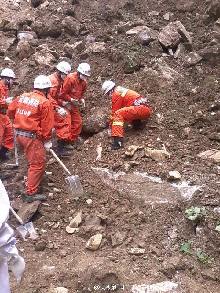 云南福贡发生山体滑坡事故 1人死亡15人失踪