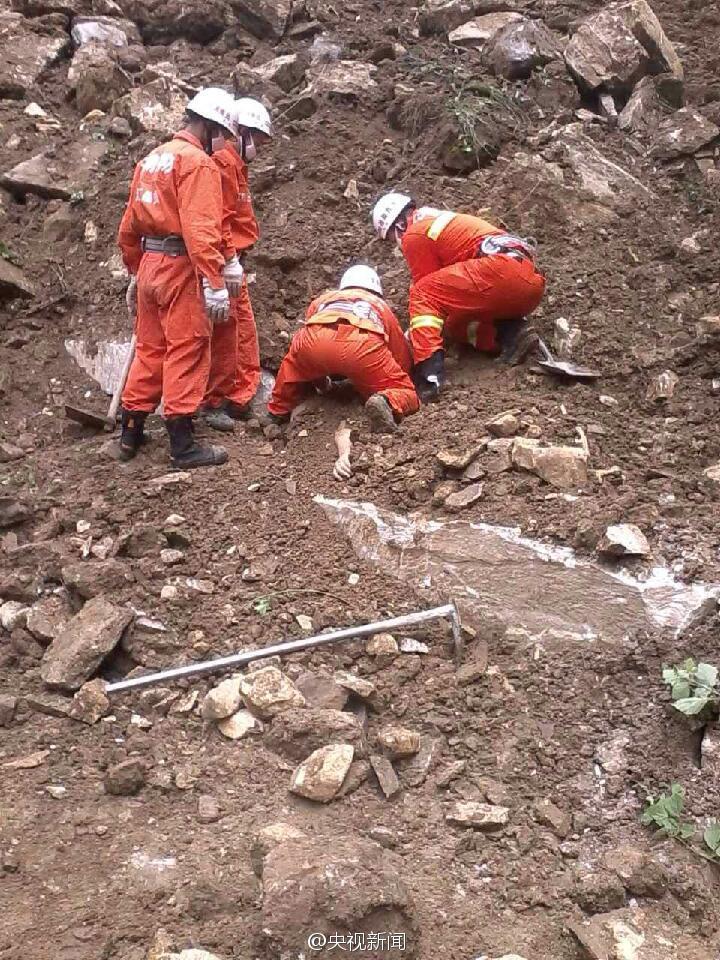 云南福贡发生山体滑坡事故 1人死亡15人失踪