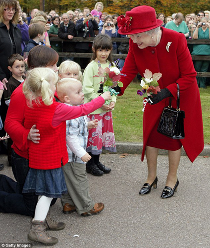 英国女王钟爱同款皮鞋50年 造价1000英镑