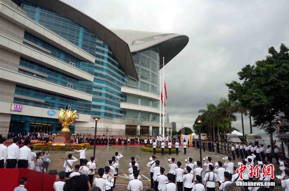 香港举行升旗仪式庆祝特区成立十七周年[组图]