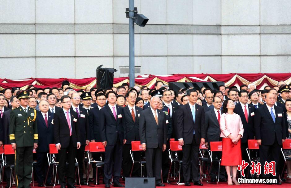 香港舉行升旗儀式慶祝特區成立十七週年[組圖]