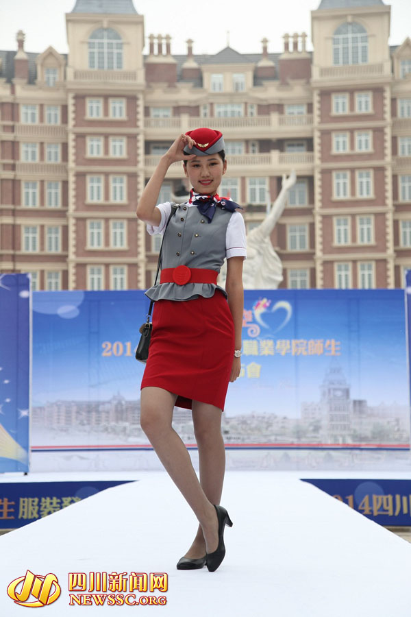 西航發佈“最美校服” 準空姐當模特似拍大片