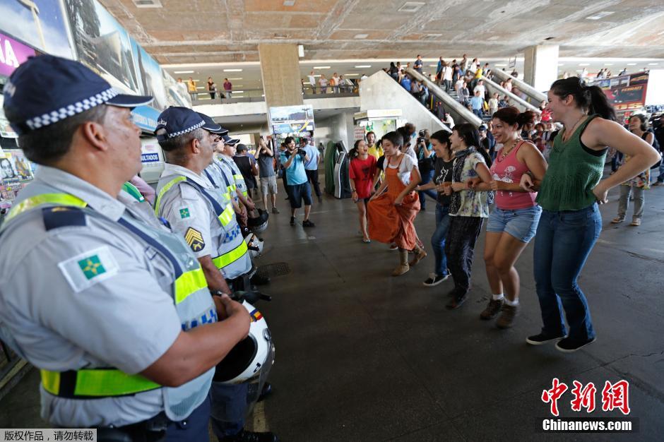 巴西美女汽车站示威抗议 警察面前热舞狂欢