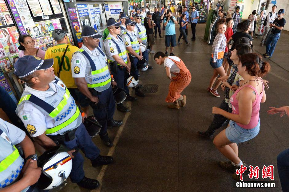 巴西美女汽車站示威抗議 警察面前熱舞狂歡