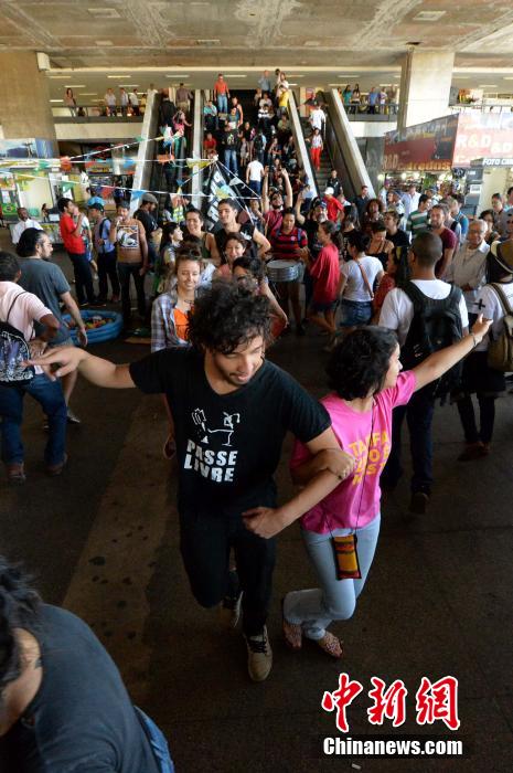 巴西美女汽車站示威抗議 警察面前熱舞狂歡