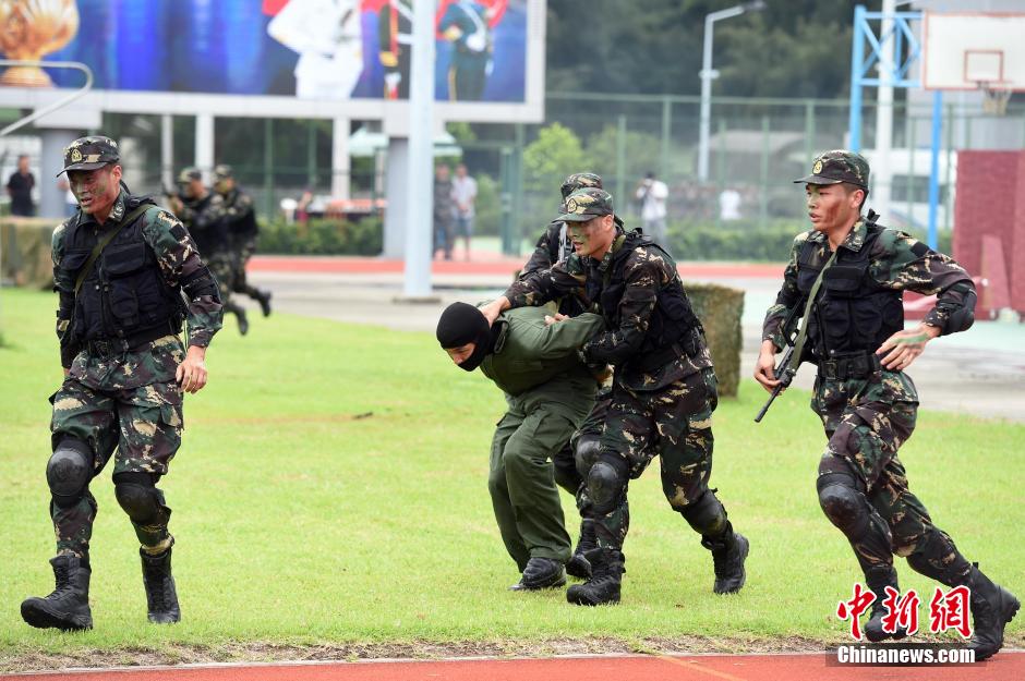 駐港部隊昂船洲軍營舉行開放日活動