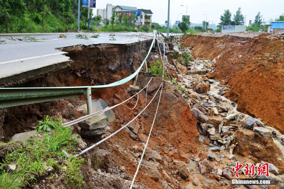 貴州余慶遭暴雨襲擊 道路被沖毀