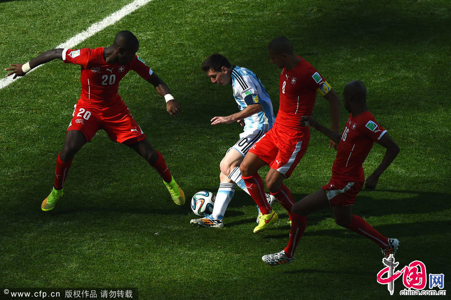 2014年7月1日,巴西圣保罗竞技场,2014巴西世界杯1/8决赛,阿根廷Vs瑞士。朱鲁、因勒、费尔南德斯协防梅西。图片作者:Matthias Hangst/Getty Images/CFP 2014年7月1日,巴西圣保罗竞技场,2014巴西世界杯1/8决赛,阿根廷Vs瑞士。朱鲁、因勒、费尔南德斯协防梅西。图片作者:Matthias Hangst/Getty Images/CFP