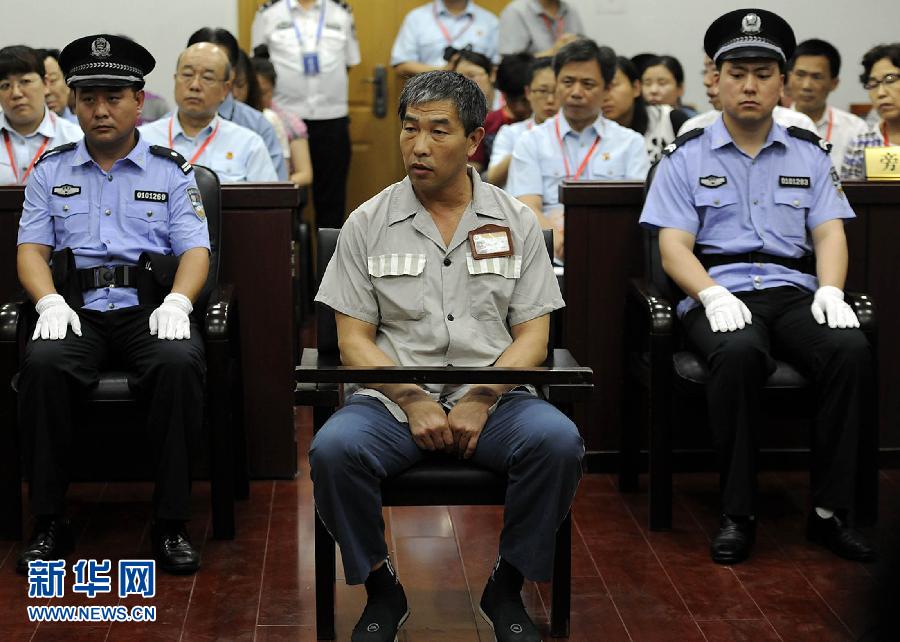 "黑哨"陆俊有悔改表现获准减刑一年[组图]