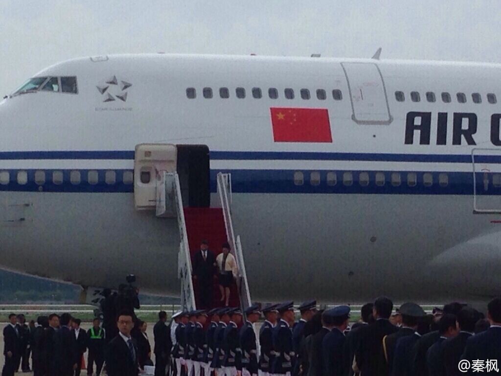 习近平夫妇走下飞机.