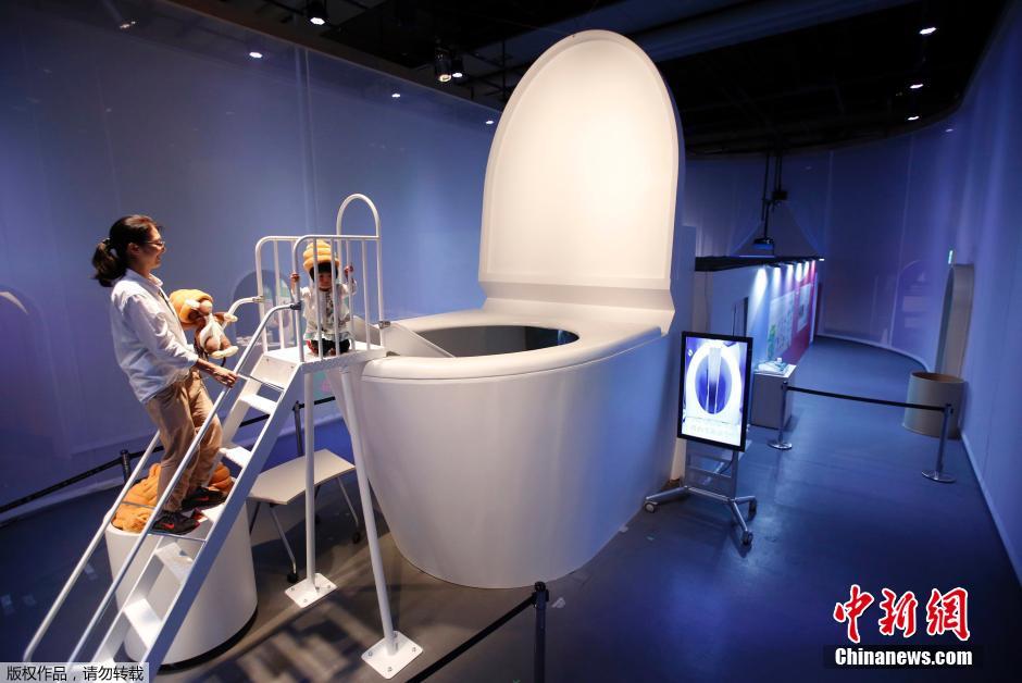 日本举行厕所展 观众可体验被冲入马桶的感觉