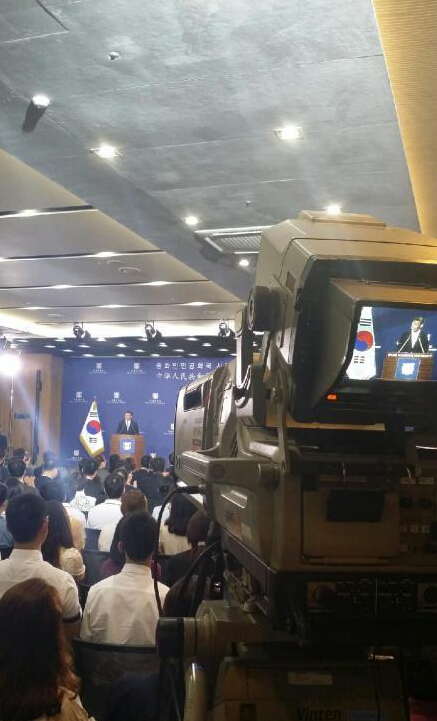 正在南韓訪問的中國國家主席習近平4日上午訪問首爾大學工學院併發表演講。