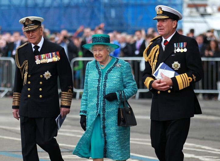 英女王为海军最大航空母舰命名 英女王为海军最大航空母舰命名