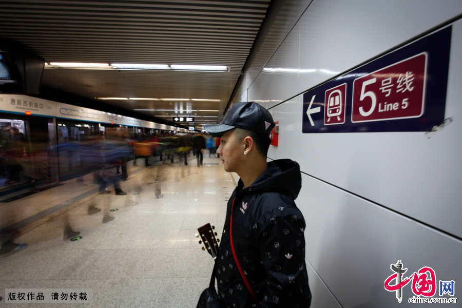 地铁歌手 流浪歌手 地铁男孩 胡忠军 音乐 梦想