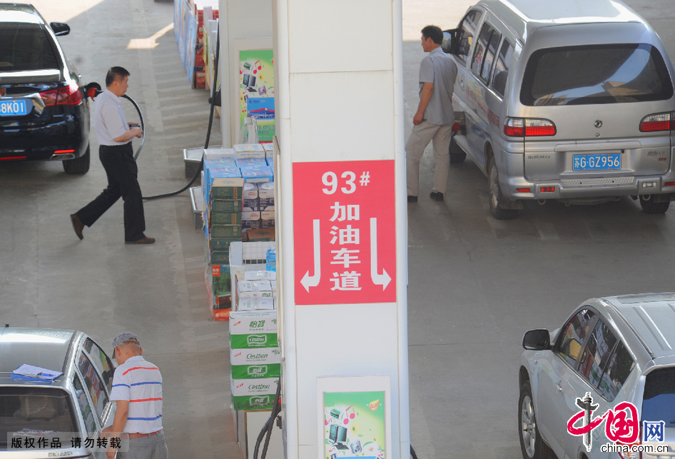 2014年6月23日，车辆在江苏连云港市苍梧路一家加油站加油。 （资料图）中国网图片库 耿玉和摄