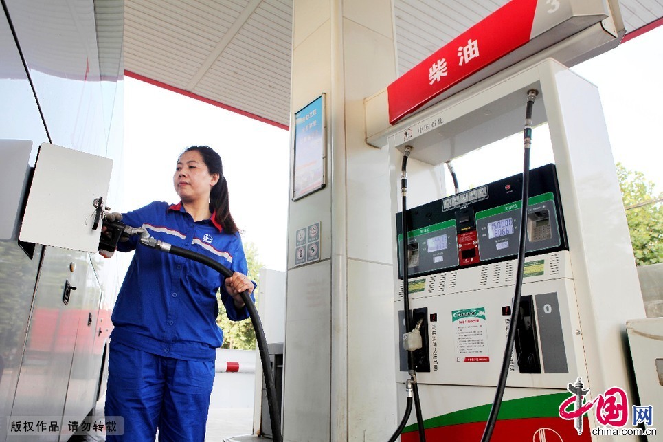 6月23日，江苏省连云港市赣榆县一处加油站的工作人员在给车辆加油。司伟 