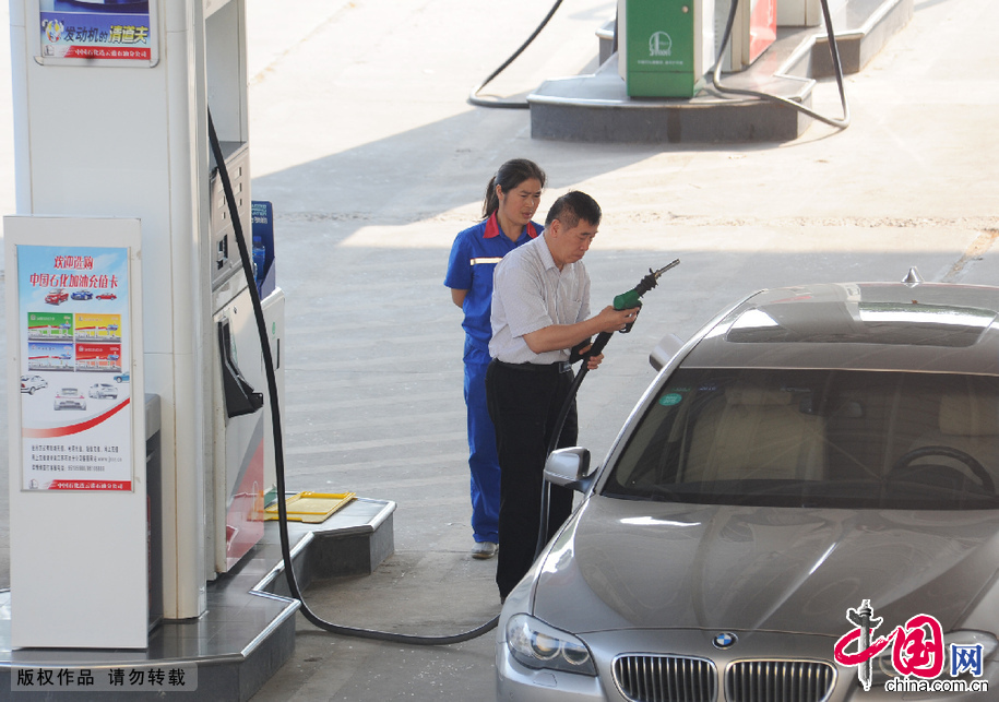 2014年6月23日，车辆在江苏连云港市苍梧路一家加油站加油。中国网图片库 耿玉和摄
