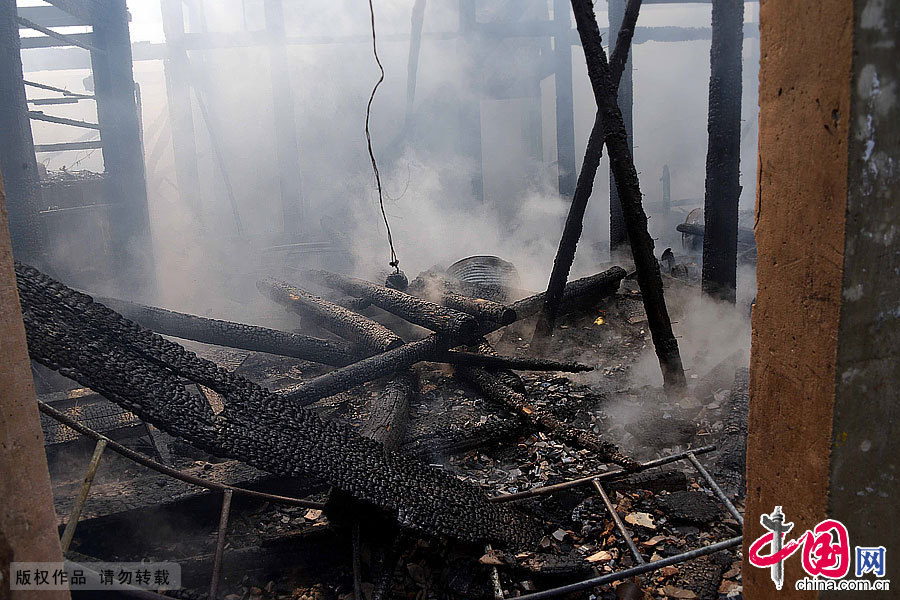  7月8日，江西省德興市泗洲鎮泗州小學對面的一座民房發生火災，消防員在事故現場滅火。