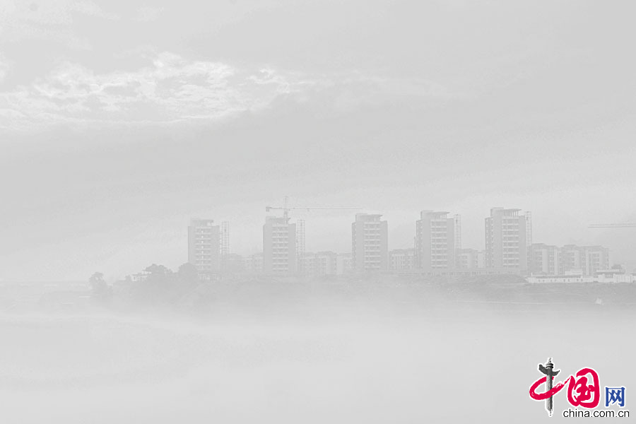 7月6日，一場陣雨的新安江，空氣清新，雲霧瀰漫在新安江兩岸，遠處的建築物若隱若現，婉如海市蜃樓。