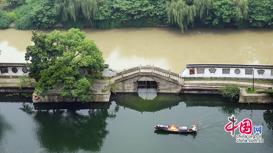2014年7月7日所拍摄的浙江绍兴市东湖风景区，一桥之隔水质差别明显。