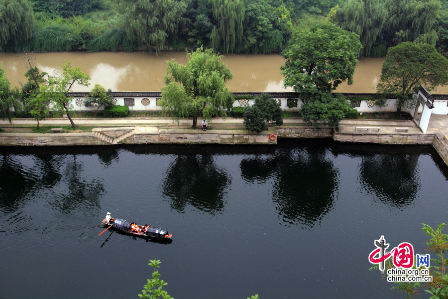 2014年7月7日所拍摄的浙江绍兴市东湖风景区，一桥之隔水质差别明显。