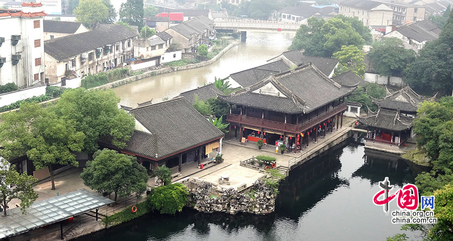 2014年7月7日所拍摄的浙江绍兴市东湖风景区，一桥之隔水质差别明显。