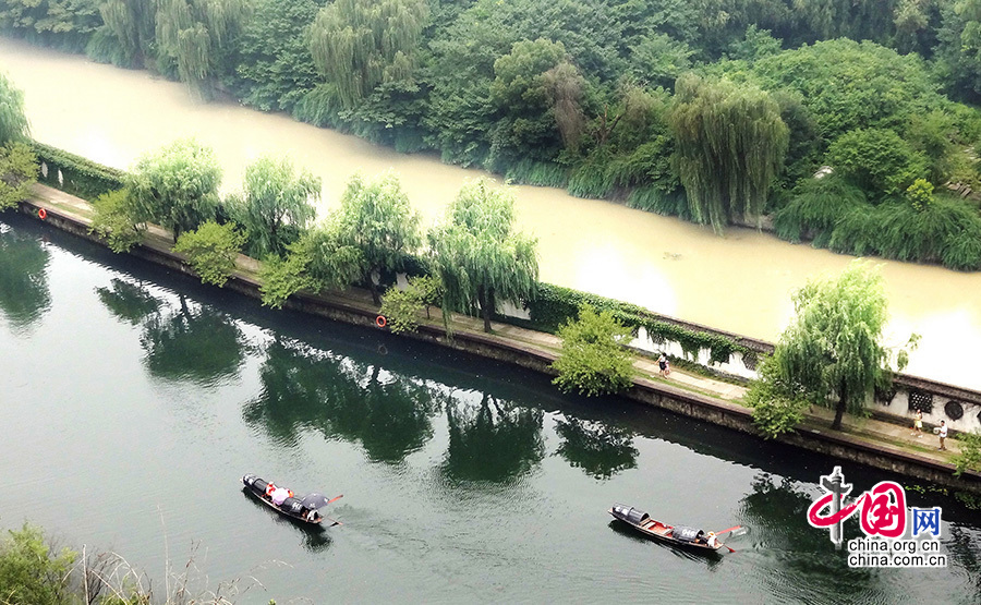 2014年7月7日所拍摄的浙江绍兴市东湖风景区，一桥之隔水质差别明显。