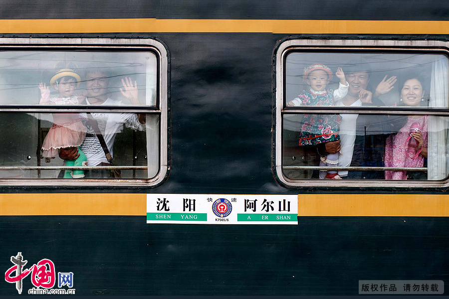 “綠皮火車”指的是老式無空調火車，因車廂涂裝都是綠色，所以被稱為“綠皮火車”。