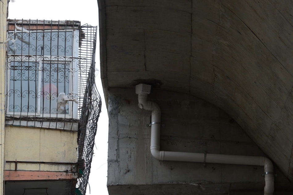 山西新建高架橋緊貼居民樓 最近不足半米
