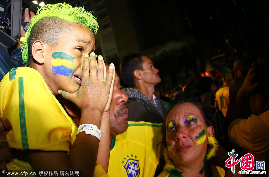 2014年7月8日，巴西米内罗竞技场，2014巴西世界杯半决赛，巴西Vs德国。各地巴西球迷观战痛哭流涕。图片来源：cfp