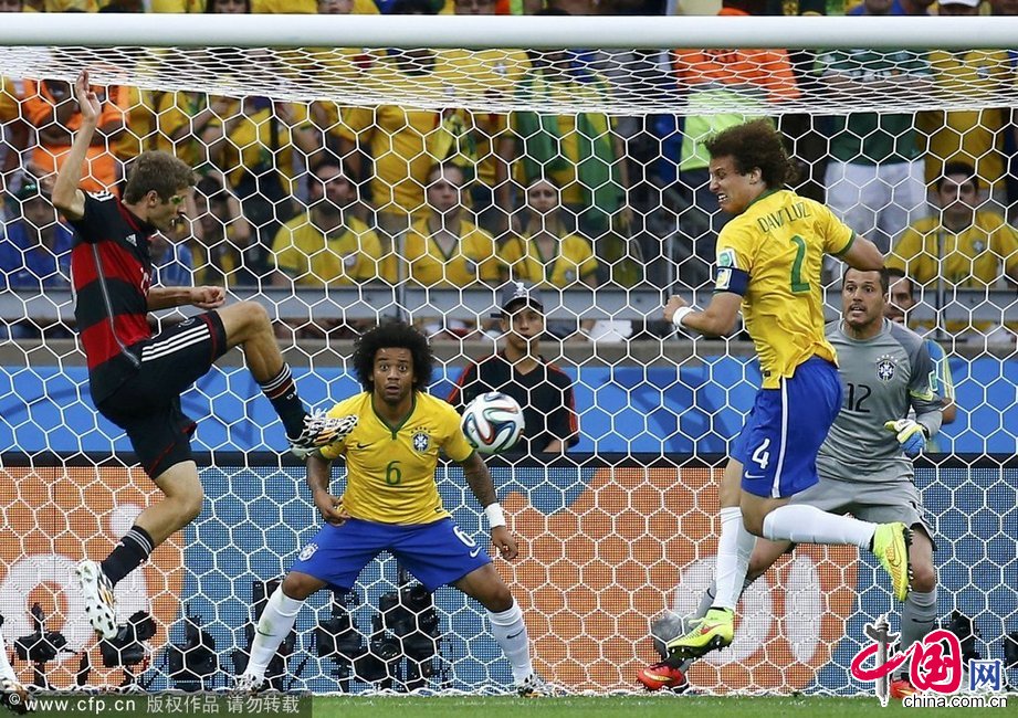2014年7月8日，巴西米內羅競技場，2014巴西世界盃準決賽，巴西Vs德國。托尼-克羅斯角球開出，後點無人防守的穆勒墊射攻入個人本屆杯賽第5球。cfp