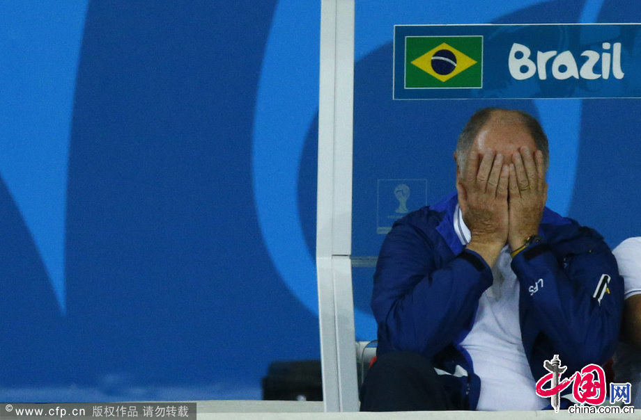 2014年7月8日，巴西米內羅競技場，2014巴西世界盃準決賽，巴西Vs德國。斯科拉裏場邊指揮焦灼不安。 