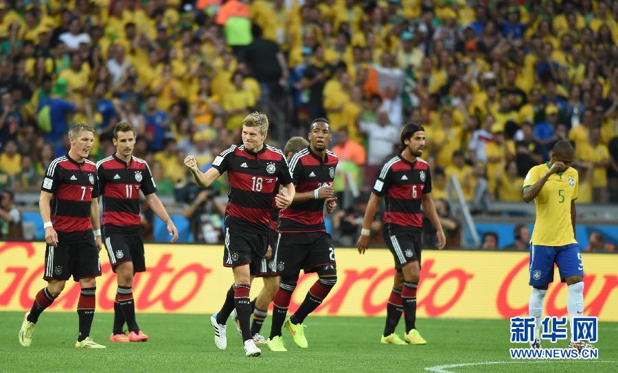 （世界盃·進球時刻）（4）足球——穆勒為德國隊攻入一球