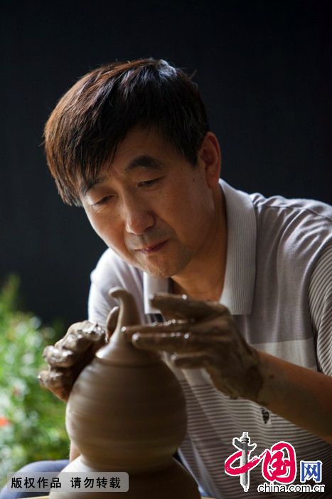 张国庆在展示制作黑陶葫芦工艺。