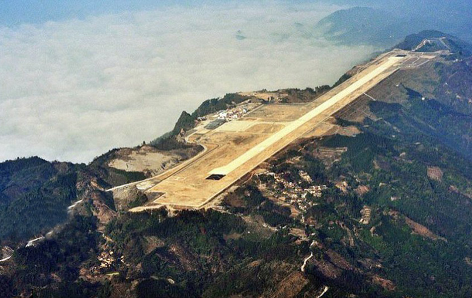 广西海拔最高机场建在悬崖边上 山头被削低50米