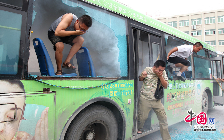 7月10日下午，湖北省十堰市舉行了公交車突發火災事故應急演練。在這次演練中，一輛接近報廢的公交車充當滿載40余名乘客行駛途中突然“起火燃燒”的公交車，被燒的只剩骨架。