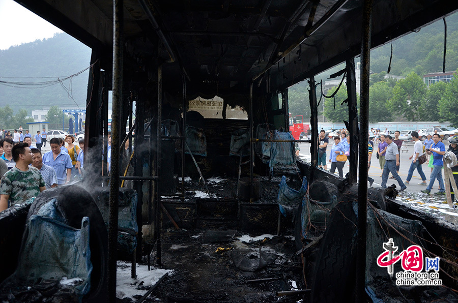 7月10日下午，湖北省十堰市舉行了公交車突發火災事故應急演練。在這次演練中，一輛接近報廢的公交車充當滿載40余名乘客行駛途中突然“起火燃燒”的公交車，被燒的只剩骨架。