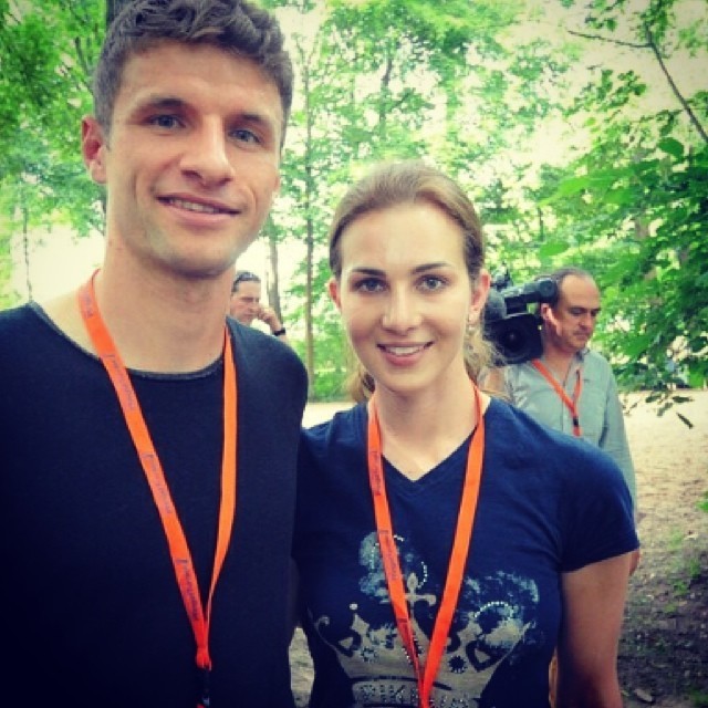 组图:穆勒俏妻晒幸福照为老公战决赛打气_体育中国_中国网